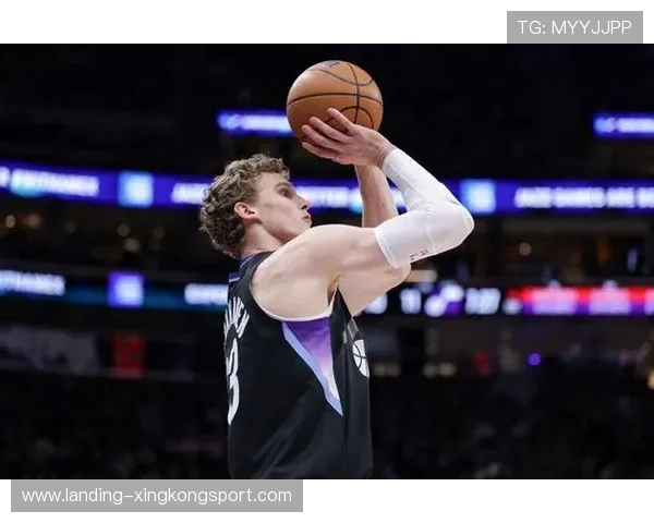 爵士马尔卡宁外线再中三分展现稳定投射