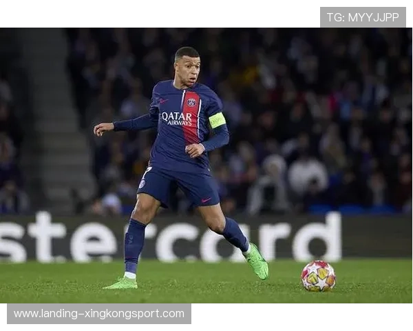 姆巴佩禁区内抢到射门角度