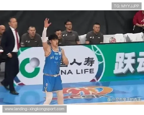 北京曾凡博三分连中，半场领先明显